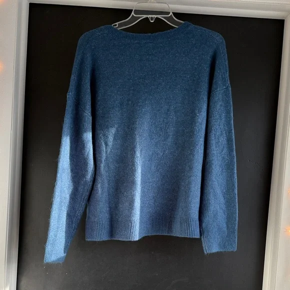 GAP Women's V-Neck Sweater in Deep Blue - Picture 4 of 6